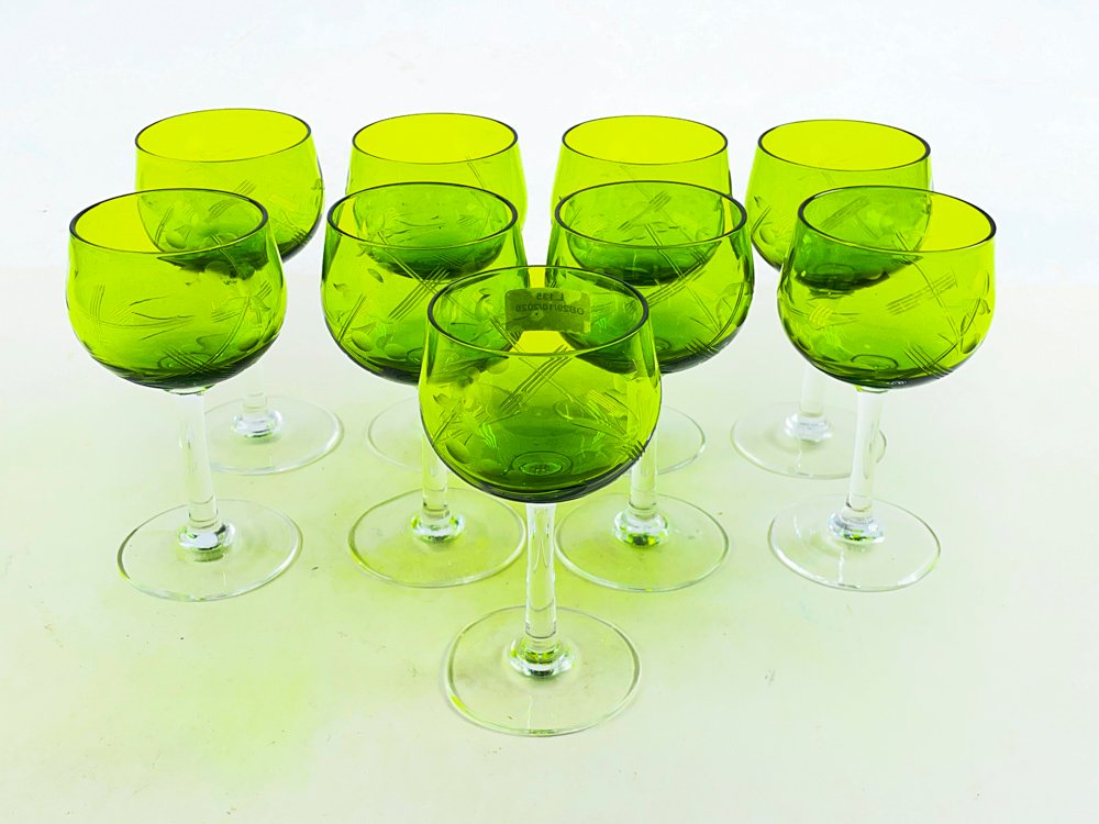 Juego de 9 Copas de Licor Verdes con Vástago Hialino y Grabados