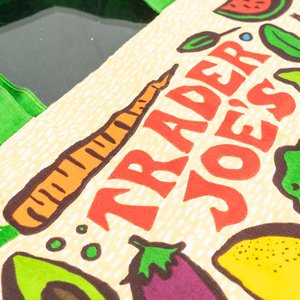 Bolso Tote "Trader Joe's" con Diseño de Frutas y Verduras - imagen 2