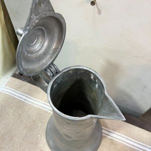 Jarra Antigua de Estaño con Tapa y Grabado - imagen 4