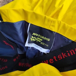 Conjunto Impermeable Wetskins Comfort Zone: Chaqueta con Capucha y Pantalón Jardinero Amarillo - imagen 14