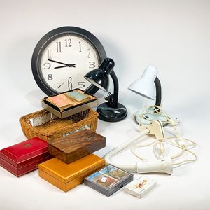 Lote Variado: Lámparas de Escritorio, Reloj de Pared, Cofres, Canasto y Naipes - imagen 1