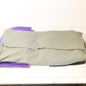 Trece Metros de Tela Variada: Morado, Gris, Verde y Rojo Estampado - imagen 3