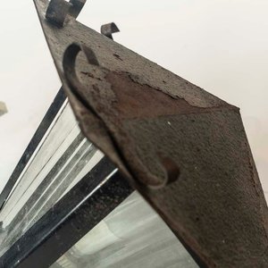 Aplique Farol de Metal Negro con Detalles y Vidrios - imagen 2