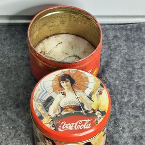 Dos Latas Metálicas Decorativas Coca-Cola Vintage - imagen 2