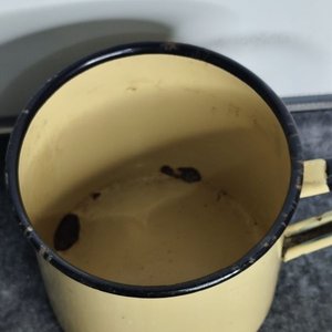 Taza Esmaltada Beige con Borde Negro y Asa - imagen 4