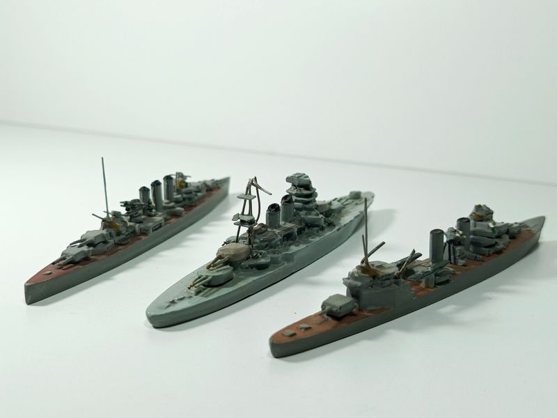 Lote siguiente: Tres barcos maquetas acorazados a escala de origen alemán