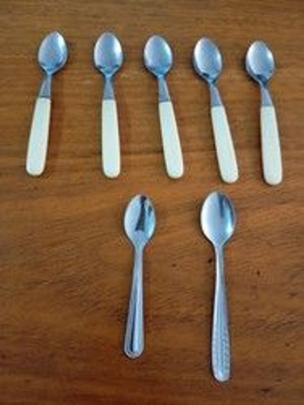Lote de cucharas de te de plata y plástico