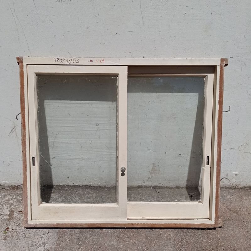 Lote anterior: Ventana de cedro con marco y dos hojas corredizas