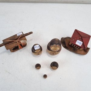 Set Decorativo de 7 Piezas: Matrioskas Rusas y Miniaturas de Edificios en Madera - imagen 3