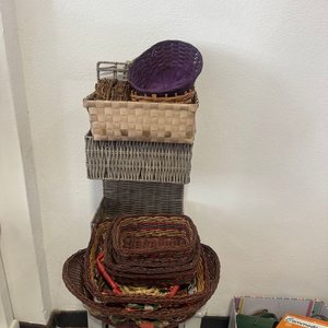 Lote siguiente: Lote de Canastos de Mimbre y Fibra Natural