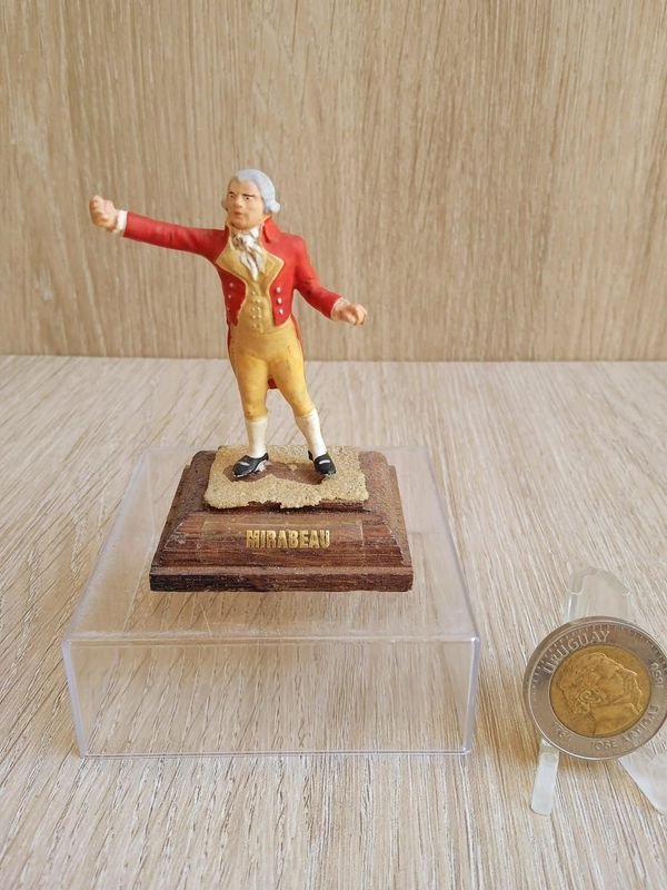 Lote siguiente: Figura Conmemorativa de Starlux y Moneda de la Revolución Francesa