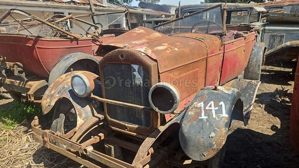 Automóvil Antiguo Clásico Descapotable para Restaurar