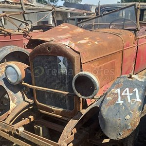 Lote anterior: Automóvil Antiguo Clásico Descapotable para Restaurar