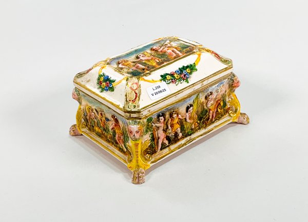 Lote siguiente: Caja de cerámica italiana decorativa para niños