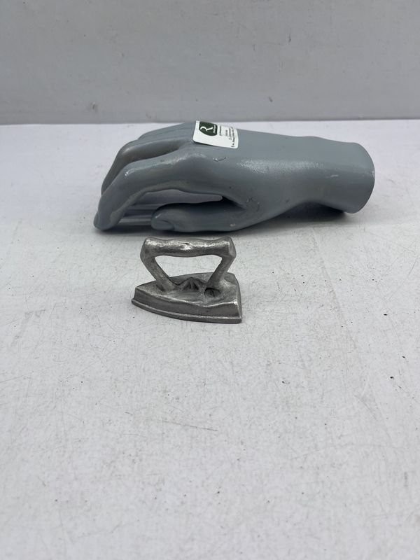 Antigua Plancha de Aluminio para Puños y Cuellos