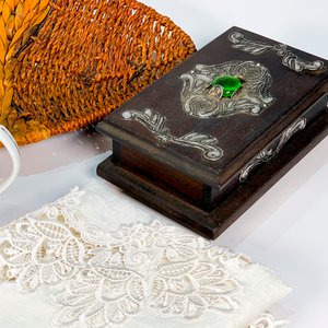 Lote Variado: Centro de Mesa, Tazas, Cofre Decorativo y Más - imagen 5