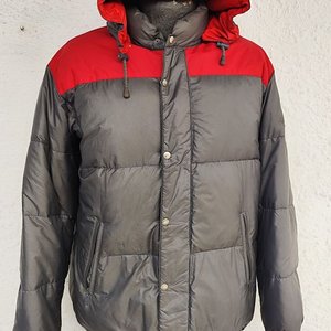 Campera Acolchada Millet Gris y Roja con Capucha - imagen 1