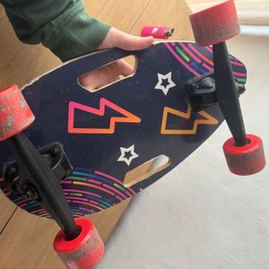 Patineta "Skating on the Road" con Diseño de Rayos y Estrellas - imagen 3