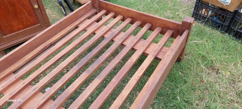 Cama de una plaza en madera antigua - imagen 3