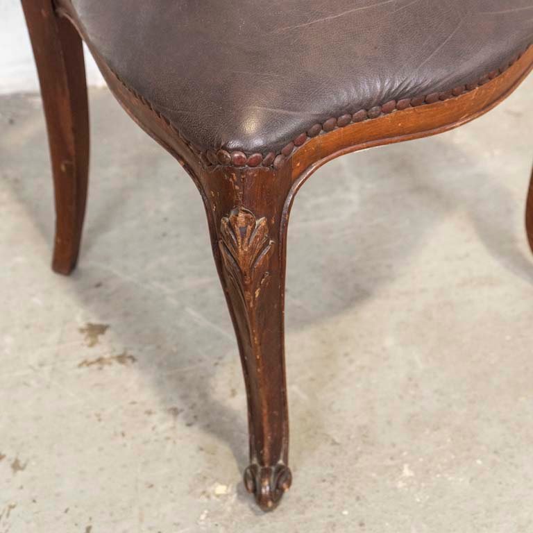 Silla Luis XV con moldura tallada y tapizada con tachas - imagen 3