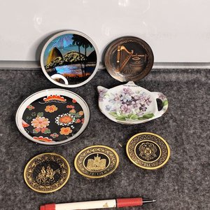 Lote siguiente: Set de 7 platillos decorativos de bronce y porcelana