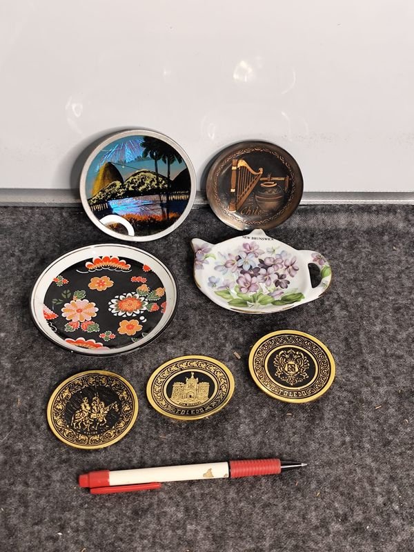 Set de 7 platillos decorativos de bronce y porcelana