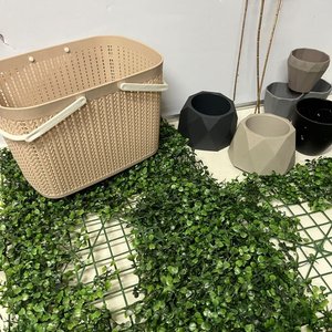 Canasto Plástico Beige con 7 Macetas Geométricas y Flores Artificiales Doradas - imagen 3