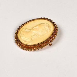 Prendedor Camafeo con Borde Dorado Estilo Clásico - imagen 3
