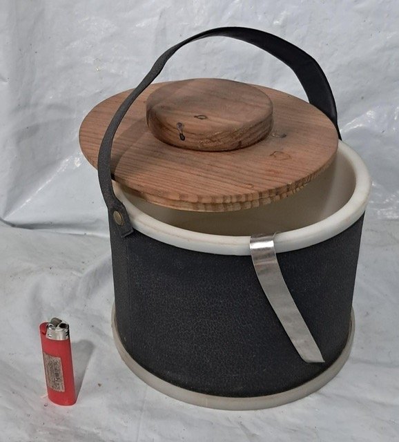 Hielera Vintage con Pinza y Tapa de Madera