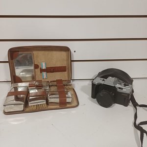 Lote anterior: Neceser de Viaje Antiguo con 8 Piezas y Cámara "2000N" con Estuche