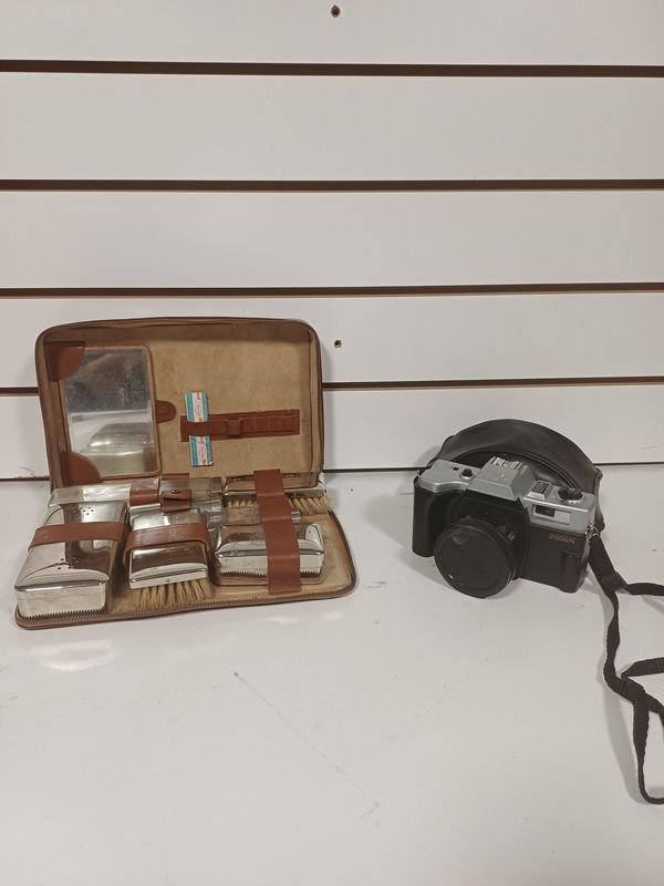 Neceser de Viaje Antiguo con 8 Piezas y Cámara "2000N" con Estuche