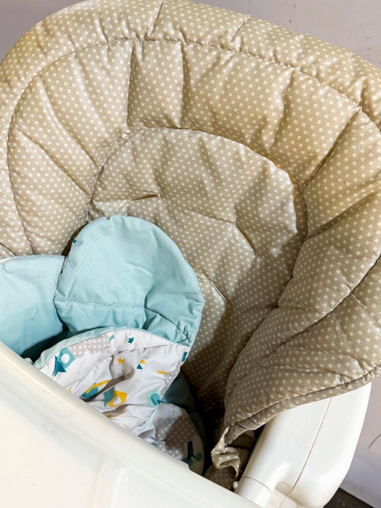 Lote con andador infantil, silla JOIE plegable y juguetes - imagen 2