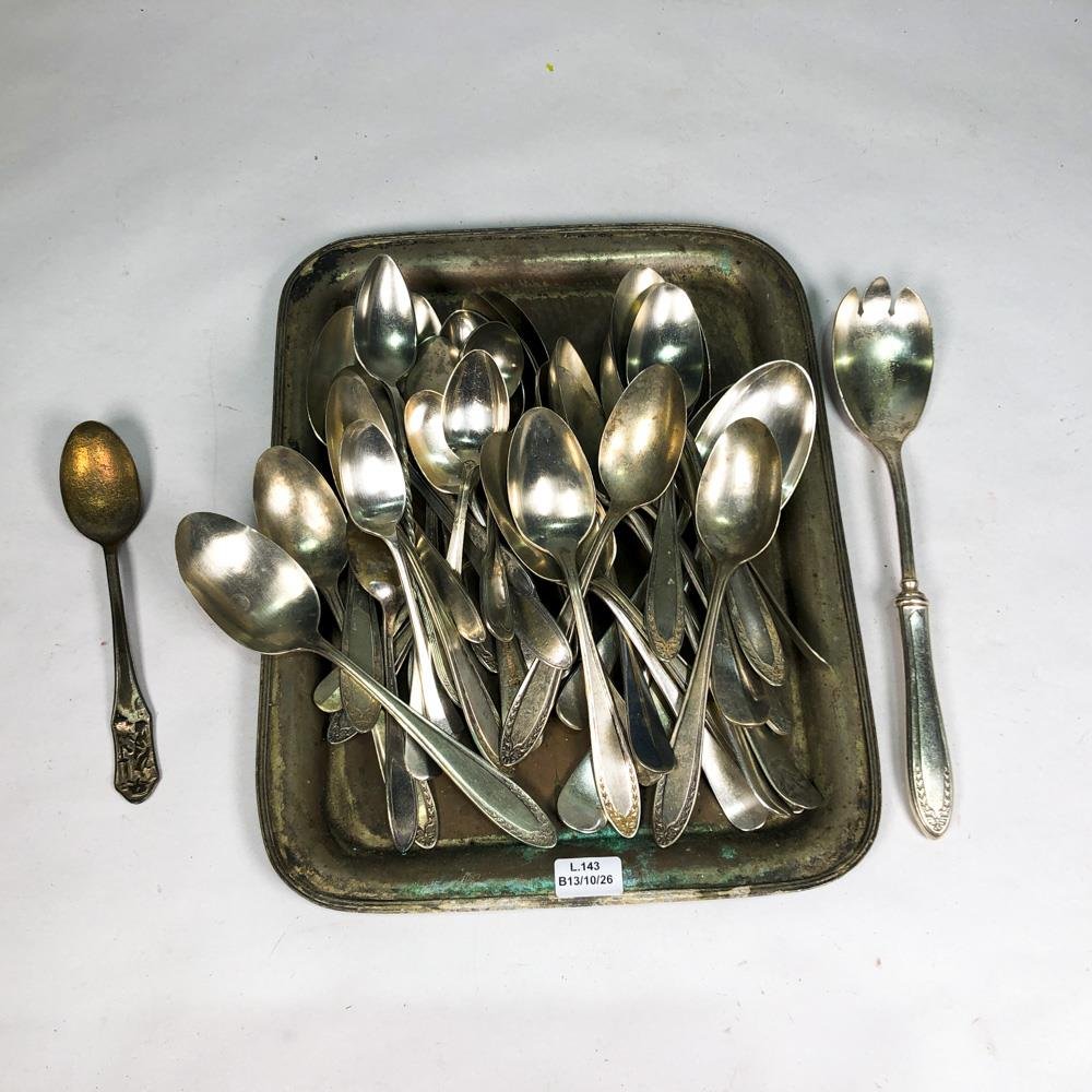Lote de Cubiertos Metálicos Variados: Cucharas, Tenedores y Cuchillos