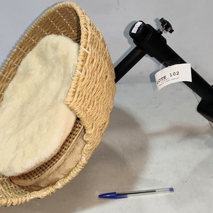Cama Elevadiza Giratoria para Gatos con Brazo Metálico y Cesta de Mimbre - imagen 4