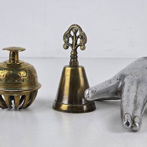 Par de Campanas Decorativas de Bronce con Grabados - imagen 1