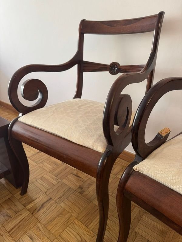 Pare de sillas de madera modernas en buen estado - imagen 2