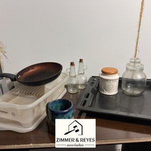 Lote siguiente: Lote de Utensilios de Cocina: Sartén, Botellas de Vidrio y Más
