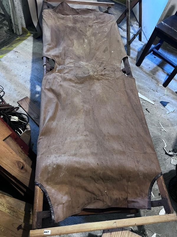 Antiguo Catre de Lona con Mesa Auxiliar de Madera