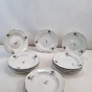 Lote anterior: L 270 - 12 Piezas - Importante set de 12 platos hondos de la reconocida firma uruguaya Porcelana Olmos, con bordes festoneados y delicado decorado floral en tonos lilas y verdes, ideal para complementar su mesa