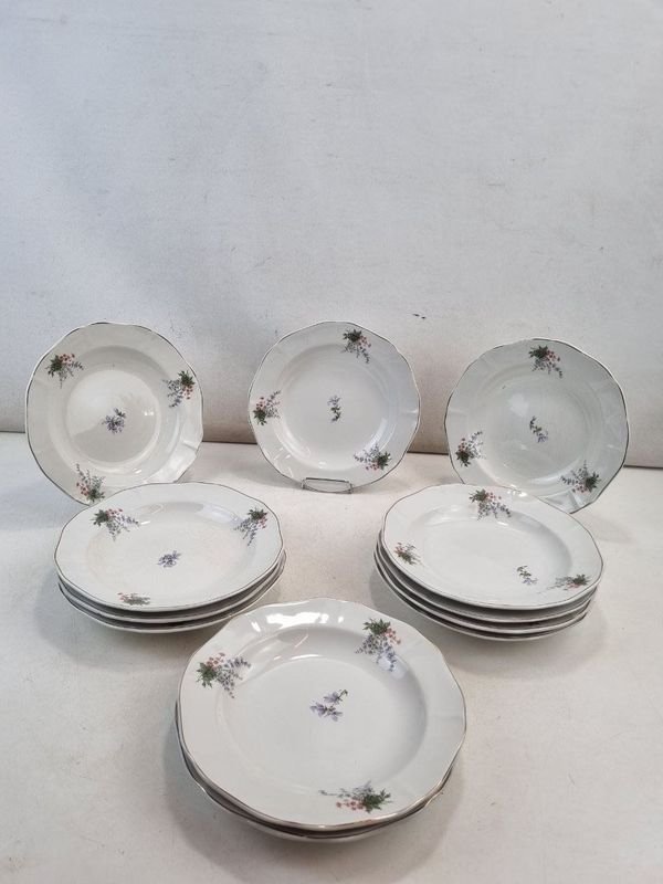 L 270 - 12 Piezas - Importante set de 12 platos hondos de la reconocida firma uruguaya Porcelana Olmos, con bordes festoneados y delicado decorado floral en tonos lilas y verdes, ideal para complementar su mesa