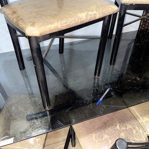 Juego de Comedor: Mesa con Tapa de Vidrio Templado y 6 Sillas de Caño Tapizadas - imagen 4