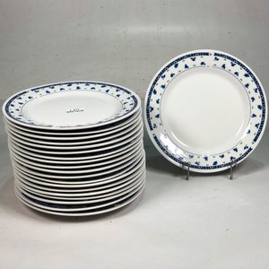 Veinte Platos de Porcelana China Blanca con Diseño de Mariposas y Guarda Azul - imagen 2