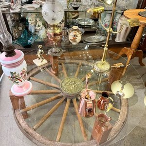 Mesa Ratona Rústica con Rueda de Carro Original y Tapa de Vidrio - imagen 13