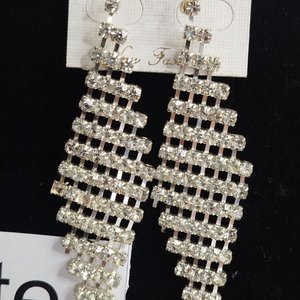 Lote siguiente: Conjunto de Anillo y Caravanas de Fiesta con Cristales Blancos