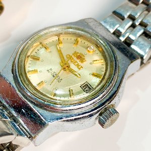 Tres Relojes de Pulsera para Dama y Caballero: Dorado con Calendario, Esfera Blanca y Números Romanos, y Esfera Plateada con Números Dorados - imagen 4