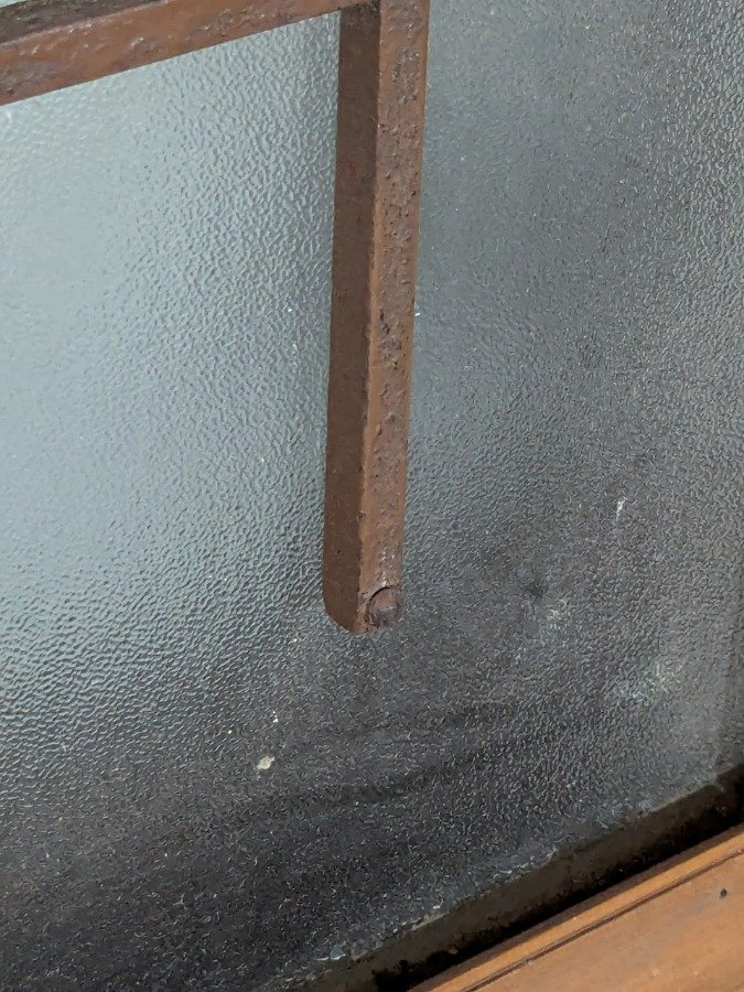 Puerta antigua vidriada en cedro, con reja y marco de pinotea. - imagen 8