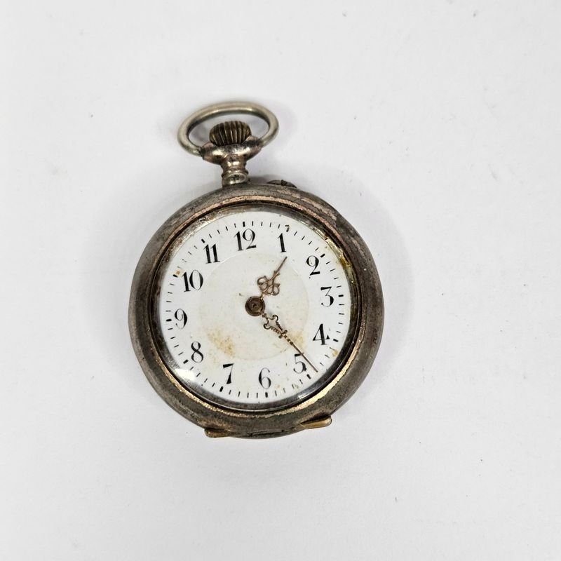 Lote anterior: Antiguo reloj a cuerda con tapa interior sellada