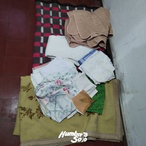 Dos frazadas plaza y media, dos colchas y 4 sábanas de una plaza, artículos usados - imagen 2