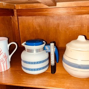 Jarra, Taza y Azucarero Pozzani "Encasa" - Cerámica Blanca con Detalles Azules y Rosas - imagen 4