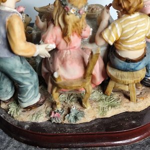 Figura "Cassinelli" de Niños en Mesa con Torta y Perro, Base de Madera - imagen 4